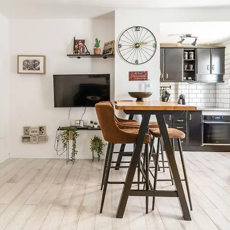 & Center Apartment